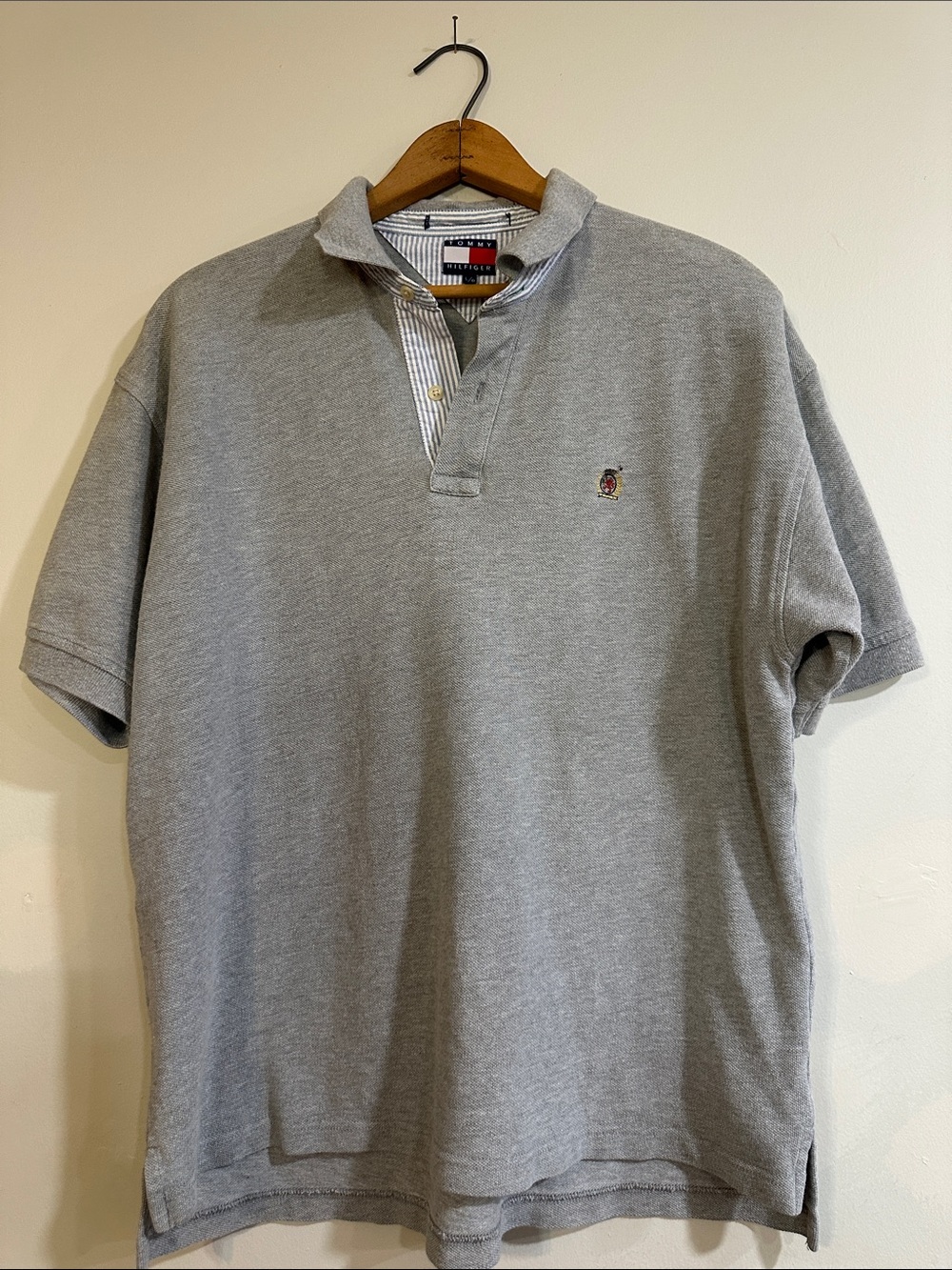 Tommy Hilfiger vintage 90s Light Grey Polo shirt with embroidered logo Crest